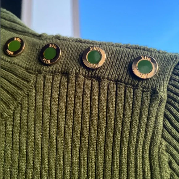 🆕 Elie Tahari Olive Green Ribbed Knit Top Gold Button Detail Short Sleeve Size M - Picture 7 of 13